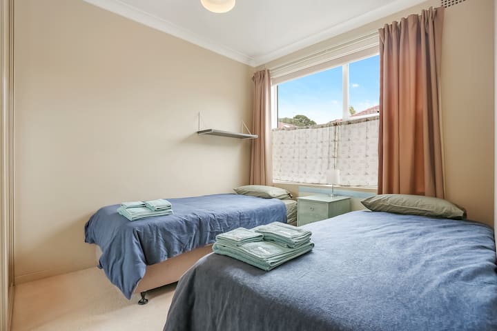 Segundo dormitorio: dos camas individuales largas, de la misma longitud que una cama tamaño queen. 