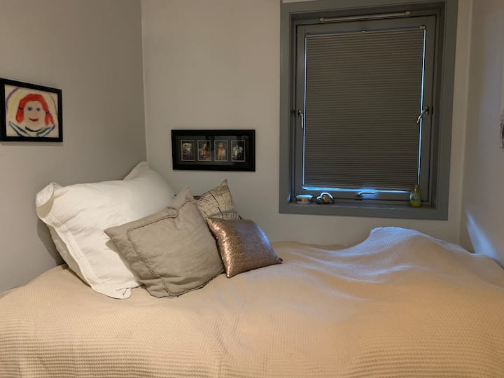 Silid - tulugan 2:
Maliit na double bed - 140 cm