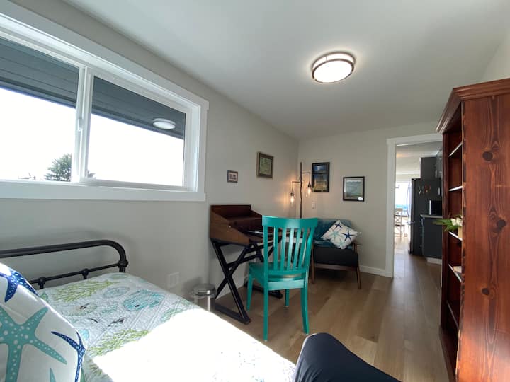 Espacio de oficina y una cama nido en la habitación extra junto a la cocina de arriba.