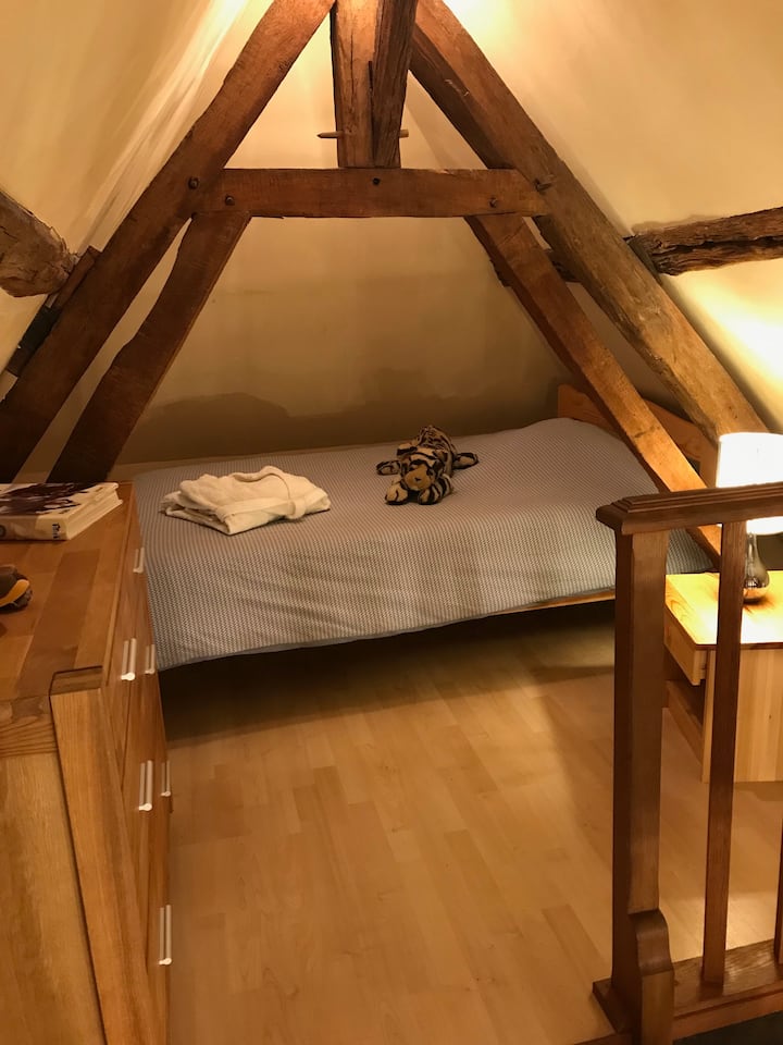 חדר שינה בקומת ביניים 140 ס"מ מיטה