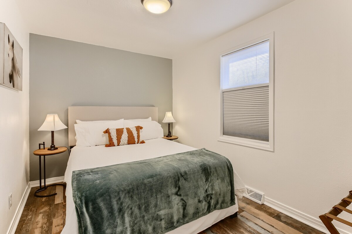 მესამე საძინებელი შავი ჟალუზებით
