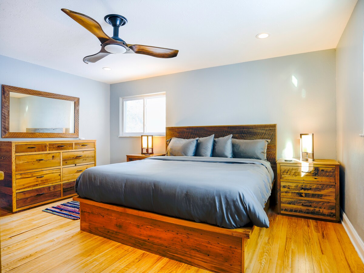 ตื่นขึ้นมารู้สึกสดชื่นและพร้อมสำหรับการผจญภัย

1 ♛ ห้องนอน: ห้องสวีทเตียงคิงไซส์พร้อมห้องน้ำในตัว 
ที่นอนขนาด♛คิงไซส์ Tempurpedic ในห้องนอนใหญ่

ไม้ยุ้งฉางที่หาได้ในท้องถิ่นโดย Virgin Timber Lumber Co.