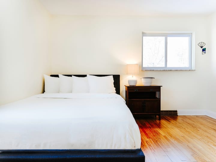 ♛ Slaapkamer 3: De slaapkamer is voorzien van 1 queensize bed met NIEUWE NECTAR traagschuimmatras

✔ Premium kussens, beddengoed en lakens
✔ Kledingkasten met kleerhangers en planken
✔ nachtkastje