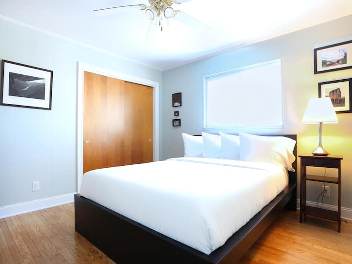 ♛ Slaapkamer 2: Slaapkamer beschikt over 1 queensize bed met NIEUWE NECTAR traagschuimmatras

✔ Premium kussens, beddengoed en lakens
✔ Kledingkasten met hangers en planken
✔ nachtkastje