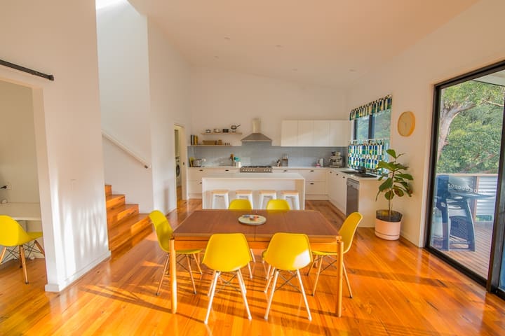 HIDE AWAY | Relax poolside & walk to Lizzie Beach gallery image 5