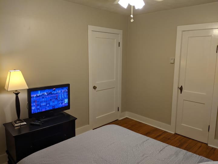 Ორადგილიანი საძინებელი არის გასეირნება საძინებელში მთავარ საძინებლამდე. 