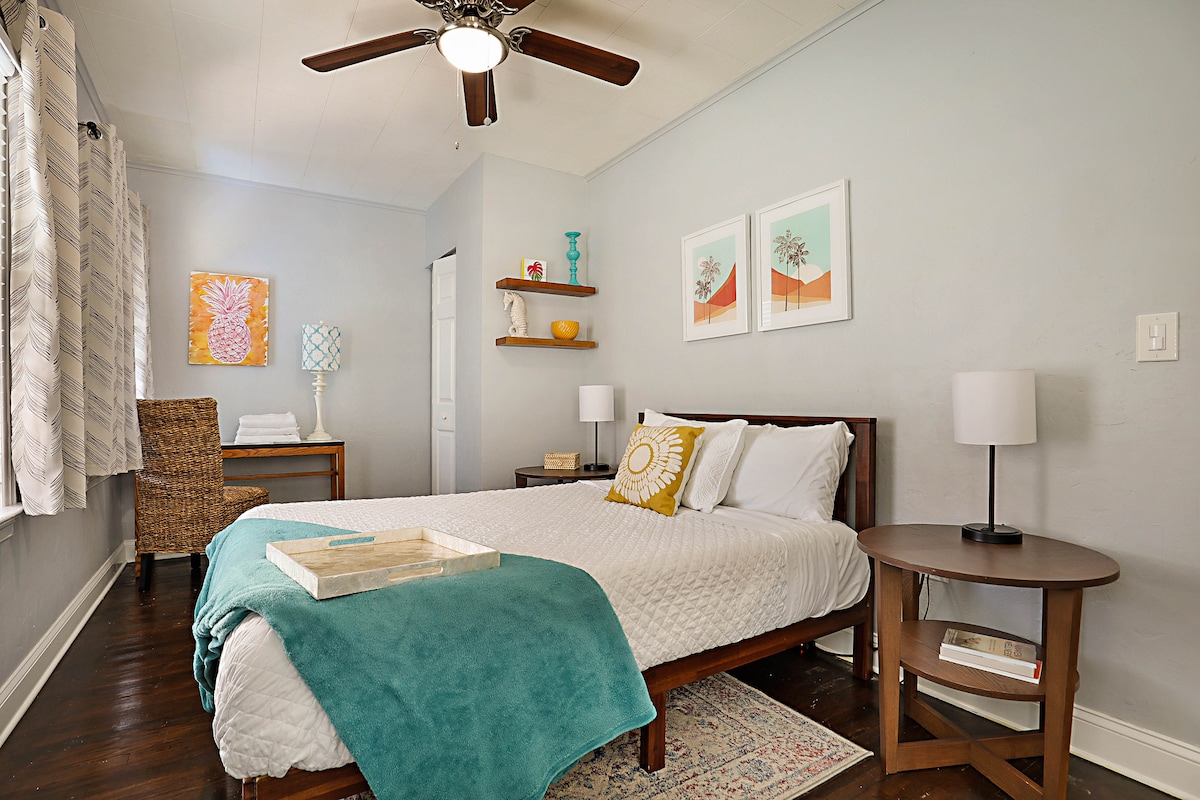 Adorable bedroom with lots sunny light!