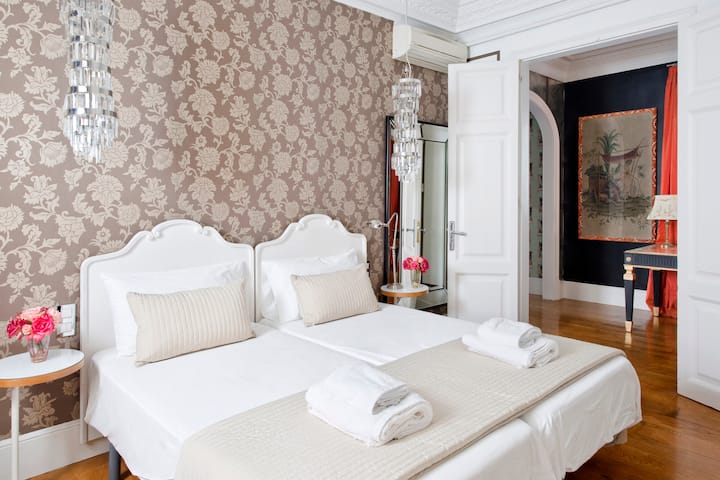 נוף לחדר השינה עם שתי מיטות נפרדות, עם 2 מיטות נפרדות.