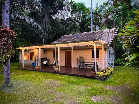 Feathers 'n' Friends Cottage - Rainforest Retreat