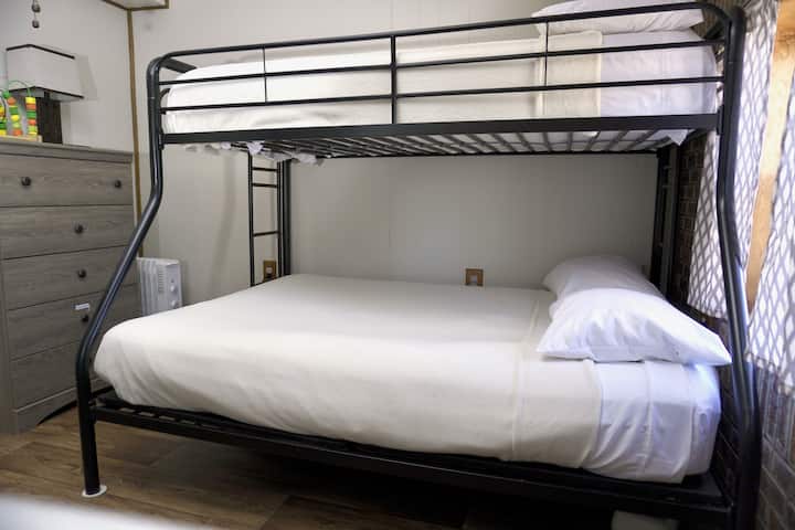 Hapa ndipo mvulana huyo msichana alitumia usingizi. Usijali, hakuna hata mmoja wa wale wanaotikisa kitanda tena. Tulirekebisha vizuri sana tulipoweka mashuka ya kitanda kwa umeme. Walikwenda kwa macho kidogo, lakini si lazima tutupilie mbali mashuka tena. 