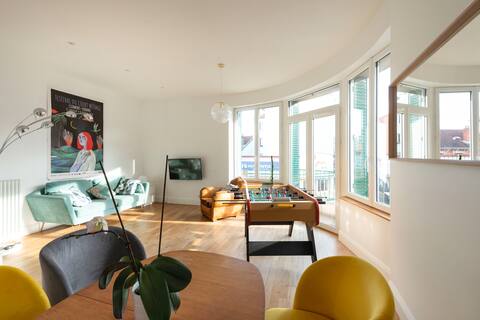 New, Downtown, Double Garage, Netflix
