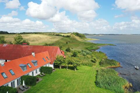 Direct waterfront in a historic setting