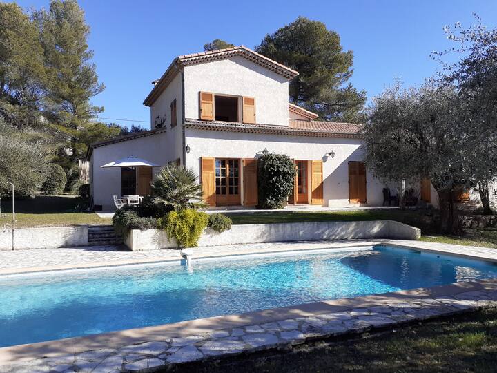 Große Villa mit Pool und gepflegtem Garten