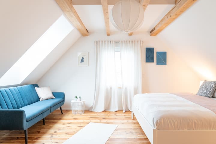 Schlafzimmer mit Doppelbett 1,80 x 2m 