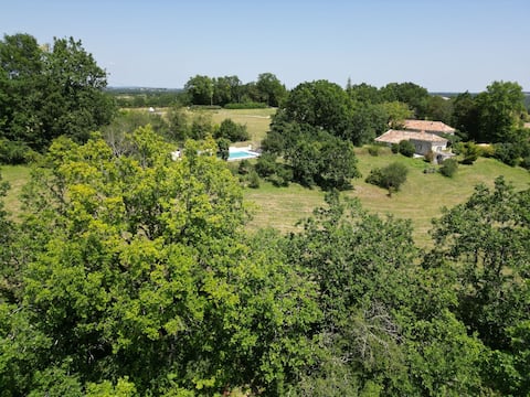 Large capacity cottage with pool South West