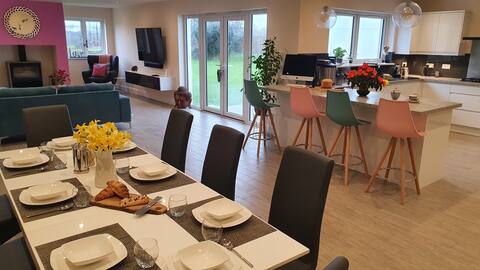 Light/bright open plan one level 4 bed family home