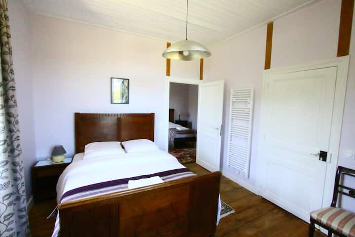 "La casa de Brian y Sandra es preciosa, extremadamente cómoda y está bien cuidada. Le domaine est très beau ".

Consulta el diseño de Gite para ver el espacio flexible para crear una mini suite o dos dormitorios interconectados, ¡con sala de televisión y terraza separadas!