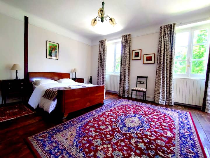 “Las camas son muy cómodas con ropa de cama de hotel”.
(Hay un total de camas de 3x140cm y 1x90cm).
 “La Gite está hermosamente decorada y es muy cómoda”. 
Hay una terraza fuera de esta habitación que es ideal para desayunar y tomar un café por la mañana.