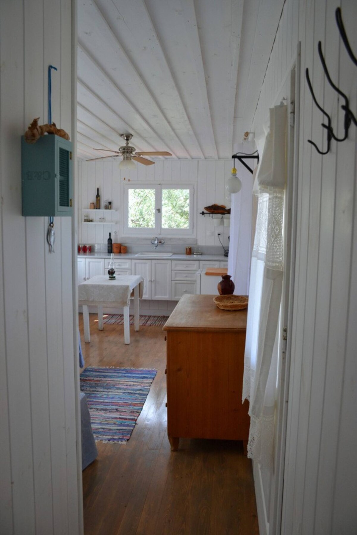 ไม้และน่ารักด้วยพัดลมหลังคาเครื่องปรับอากาศและ Wi-Fi อาจเป็นบ้านของคุณได้นาน
