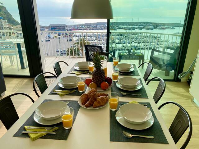 Luxurious apartment with incredible sea views gallery image 2