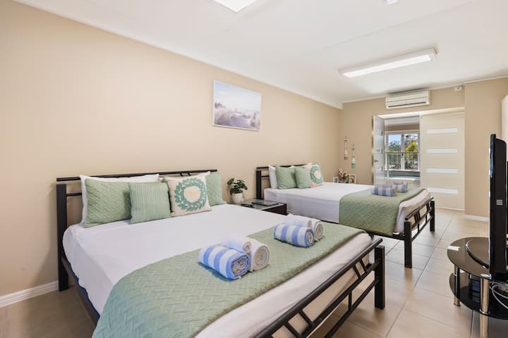 VITANDA VIWILI VYA MALKIA VILIVYO NA ENSUITE NA KITCHNETTE