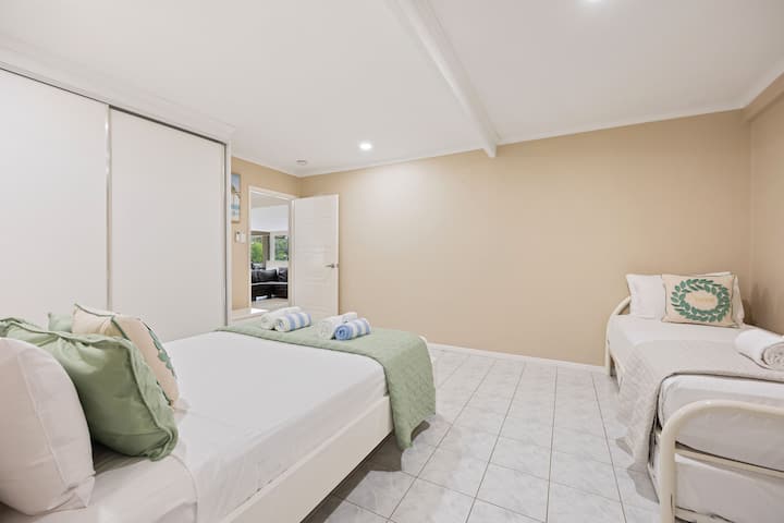 KITANDA CHA MALKIA KILICHO NA BAFU LA NJIA 2 NA KITANDA KIMOJA +TRUNDLE