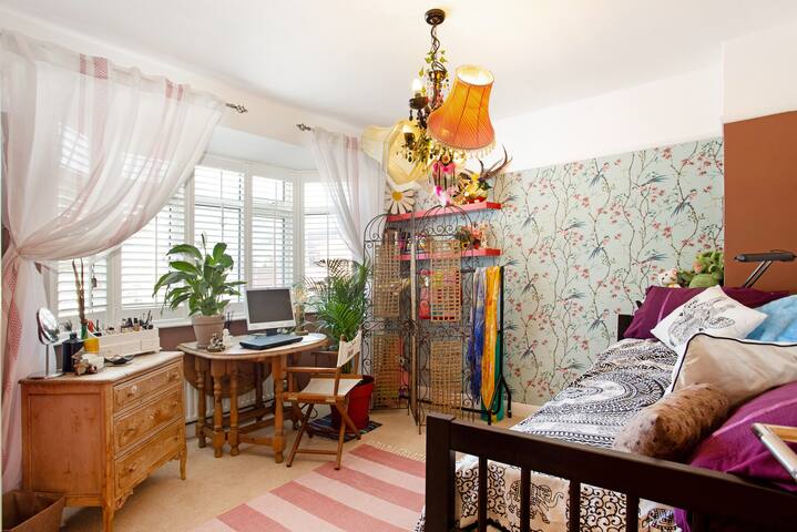 Fabulous 5 Bed House in London Borough of Kingston gallery image 4