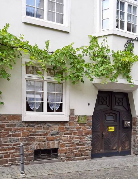 Spacious townhouse at the foot of Stahleck Castle