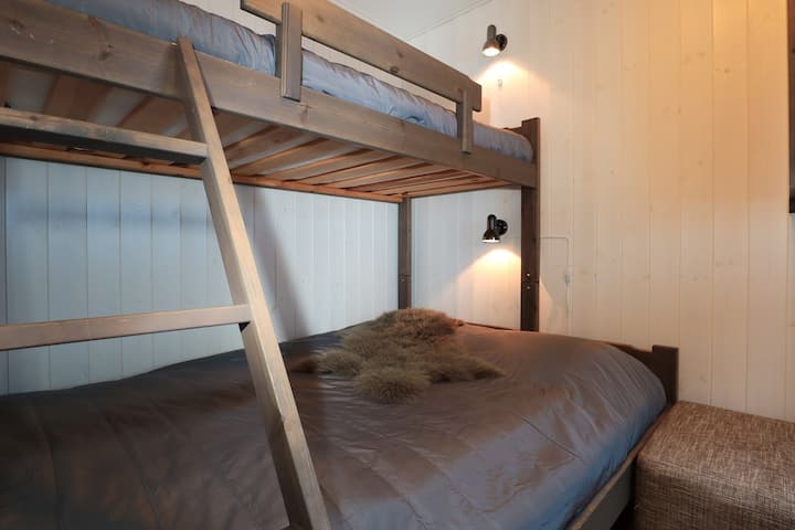 Habitación para 3 personas con litera familiar, la cama inferior mide 160 cm de ancho.