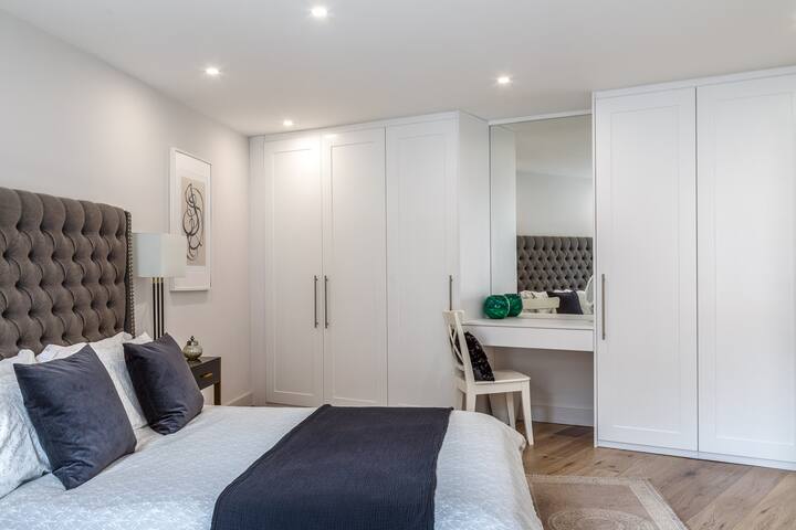 Amazing 4-BDR Family House in Kensington gallery image 4