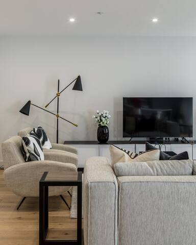 Amazing 4-BDR Family House in Kensington gallery image 3