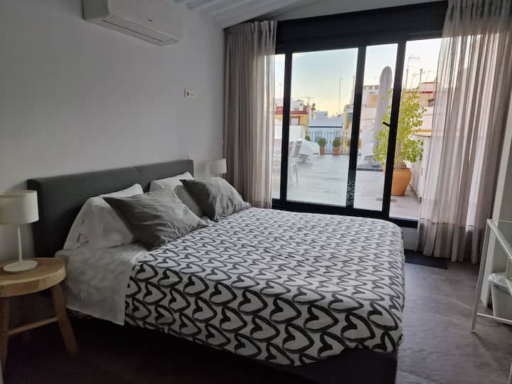 Ზემოდან საძინებელი. Საწოლი 160 x 200 სმ.