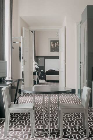 Interconnected 4 bedroom suite for up to 10 people gallery image 2