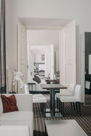 Interconnected 4 bedroom suite for up to 10 people