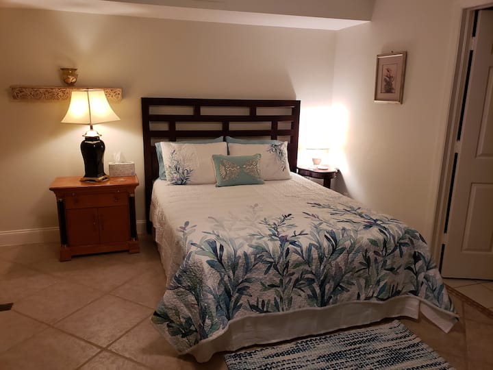 Glavna spavaća soba s ormarom i MBR kadom s kadom/tušem. 