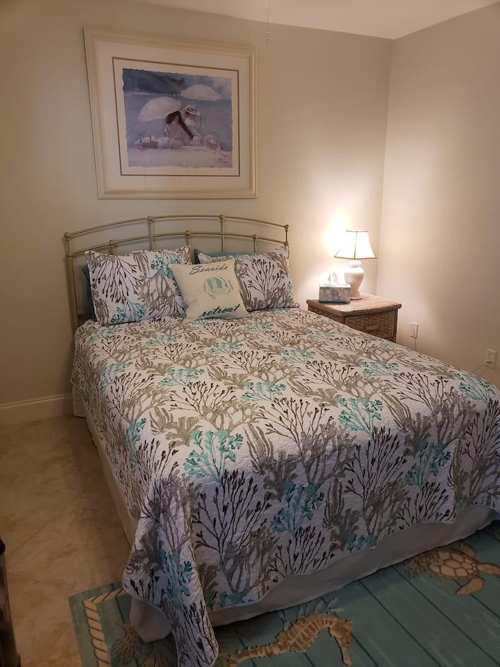 Spavaća soba za goste s ormarom i pristupom kupaonici.