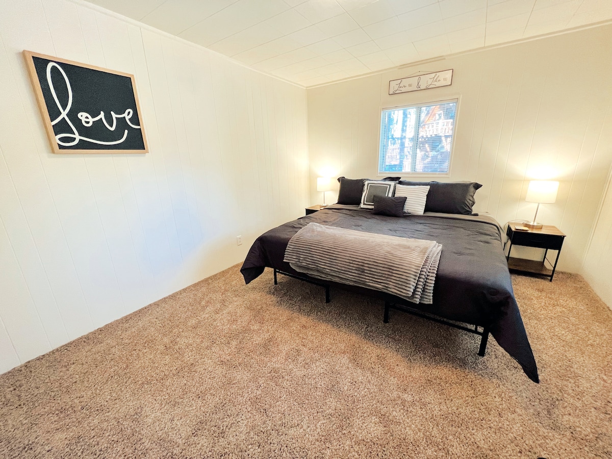 Udoban bračni krevet (širine 180 - 200 cm)