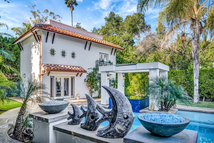 Beautiful Oasis in the heart of Encino w/ an ADU gallery image 3