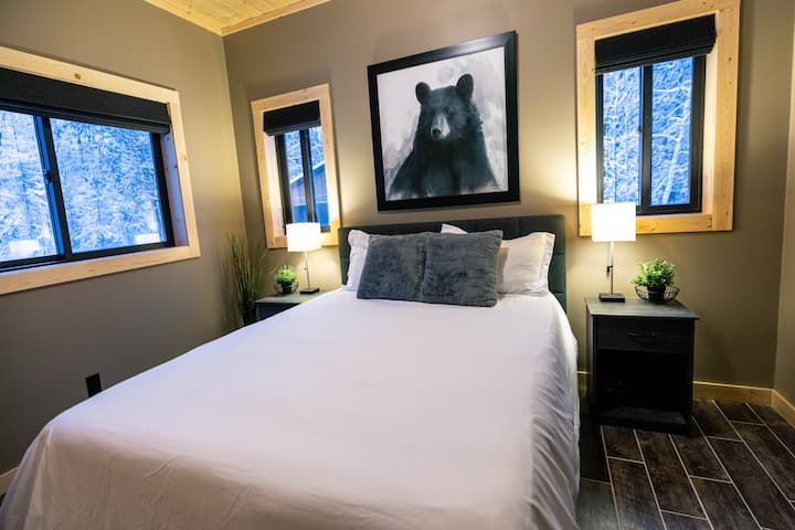 La salle des ours. Chambre au rez-de-chaussée avec lit queen size. 