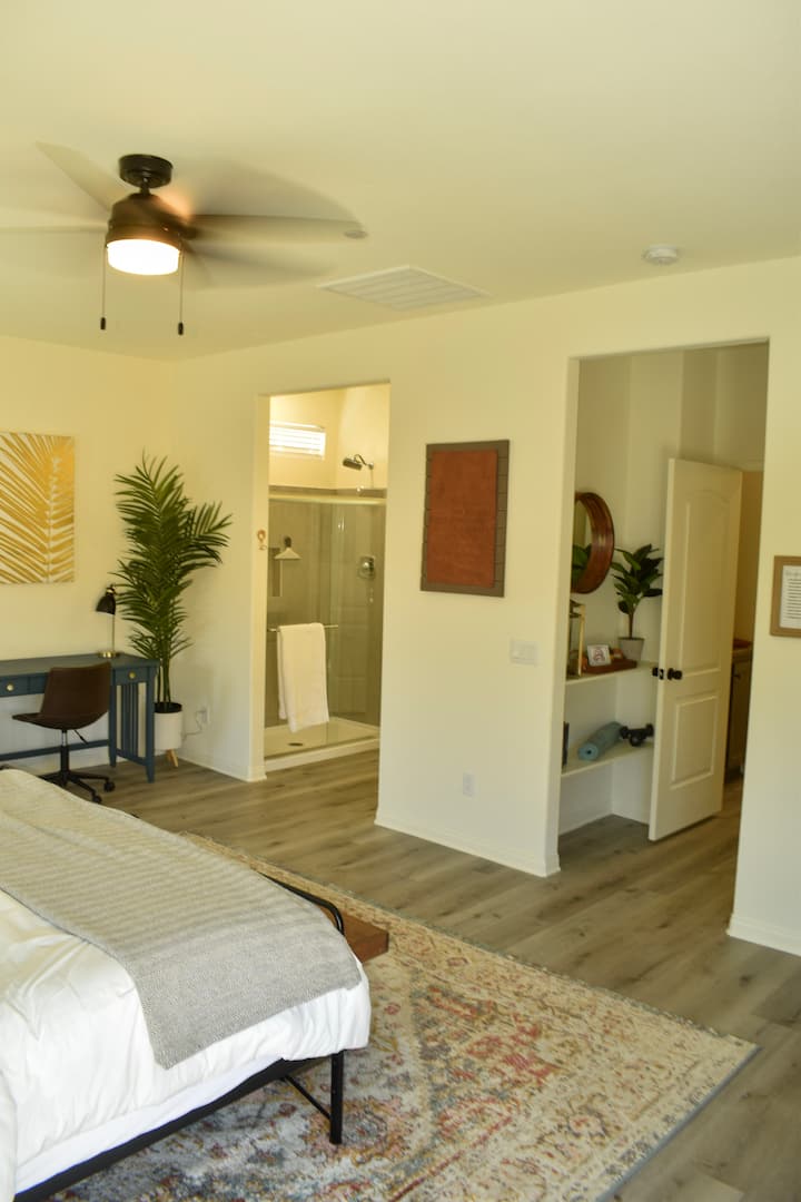 Primarna spavaća soba i kupaonica spojena sa sobom