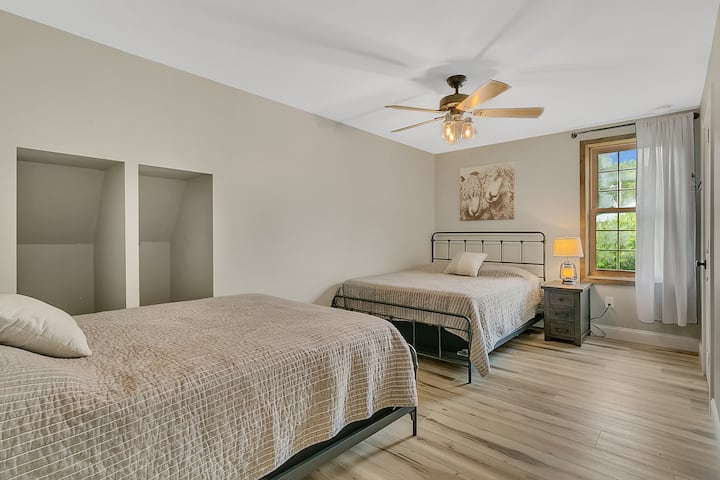 2nd Bedroom, 2 Queens