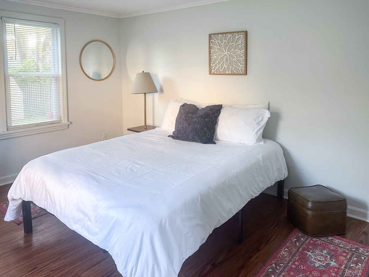 تتميز غرفة النوم الأولى بسرير بحجم كبير وتخطيط واسع.