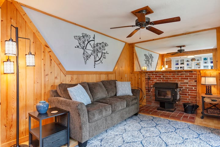 Koha për t 'u çlodhur në dhomën e familjes. Divani i ri i shiritit dyfishohet si një krevat dopio "queen" kur është e nevojshme. Soba e drurit është e jotja për t 'u përdorur në netët e herëpashershme të ftohta bregdetare.