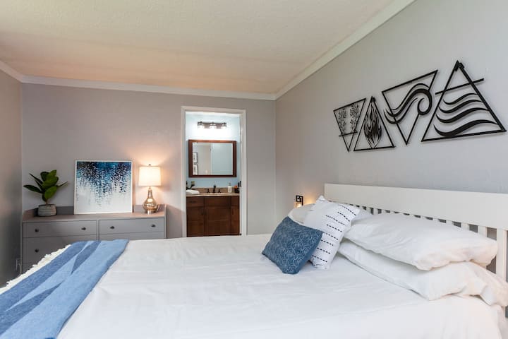 Dhoma "Queen" ndodhet në pjesën e pasme të banesës dhe është një pushim i qetë i kompletuar me një suitë.  Bëj një gjumë të qetë dhe fli vonë me ndihmën e perdeve të errëta.