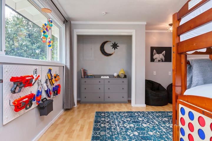 Hyr në dhomën e fëmijëve nëse guxon...por ki kujdes të mos pritesh nga të vegjlit me një armë Nerf.