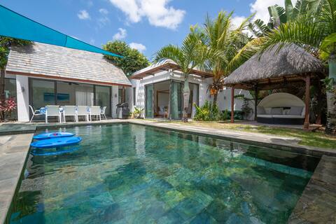 Wonderfull villa with pool, next to the beach.