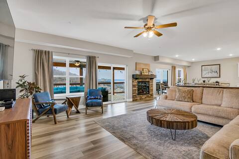 Beautiful Lake Views! Indoor/Outdoor Pools!