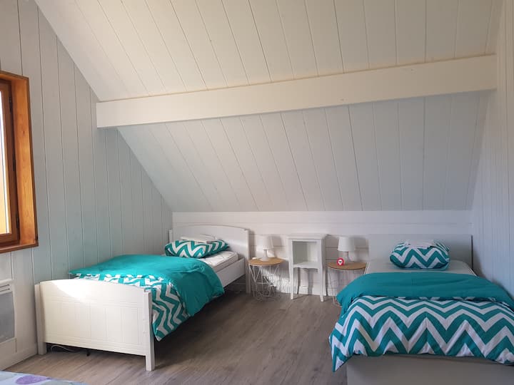 2 krevate në 90 në dhomën e madhe të gjumit lart.
Ka gjithashtu 1 krevat në 160 në këtë dhomë.