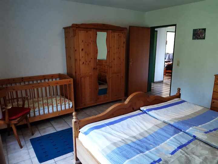 Materská izba je vybavená manželskou posteľou a detskou posteľou. 