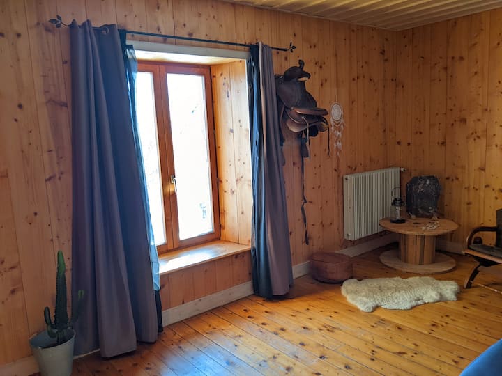 Dirisha la chumba cha kulala cha Magharibi